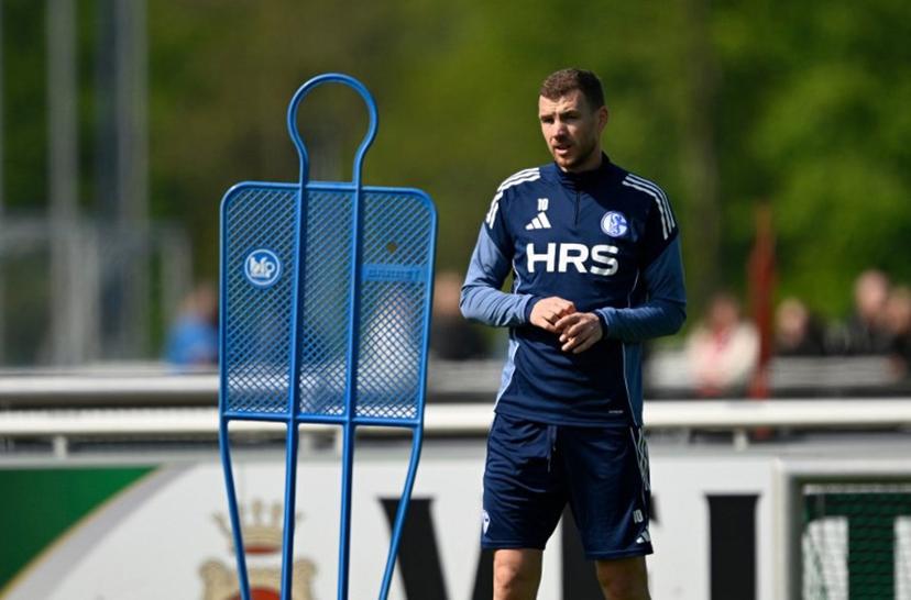 FC Schalke's Bosnian forward Edin Dzeko attends a training session at the training grounds of German Bundesliga second football division soccer club FC Schalke 04 in Gelsenkirchen, western Germany, on April 24, 2026. Ina FASSBENDER / AFP