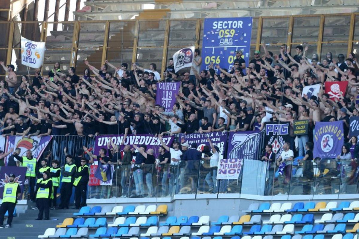 Fiorentina's supporters cheer during the Italian Serie A football match between Napoli and Fiorentina at the Diego Armando Maradona stadium in Naples on March 09, 2025. Carlo Hermann / AFP