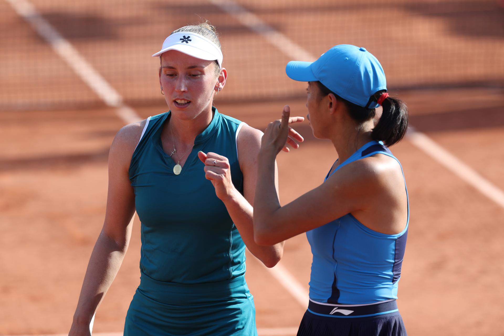 Belgian Elise Mertens and Chinese Tianhui Zhang celebrate during Belgian Elise Mertens pictured in action during a tennis match against Polish Chwalinska, in the second round of the women's singles at the Roland Garros French Open tennis tournament, in Paris, France, Thursday 28 May 2026. This year's tournament takes place from 18 May to 07 June. BELGA PHOTO VIRGINIE LEFOUR