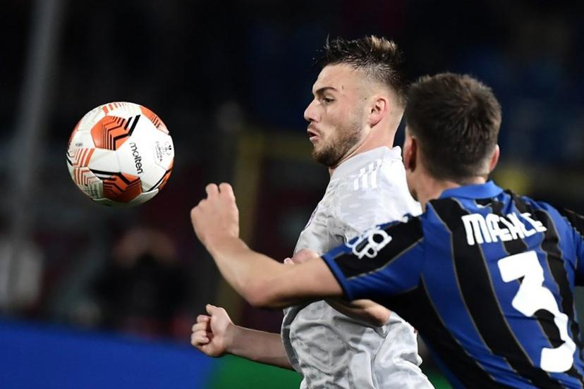 Olympiakos' Moldova's defender Oleg Reabciuk (C) fights for the ball with Atalanta's Danish defender Joakim Maehle during the UEFA Europa League play-off football match between Atalanta and Olympiakos on February 17, 2022 at the Gewiss Stadium in Bergamo. Filippo MONTEFORTE / AFP