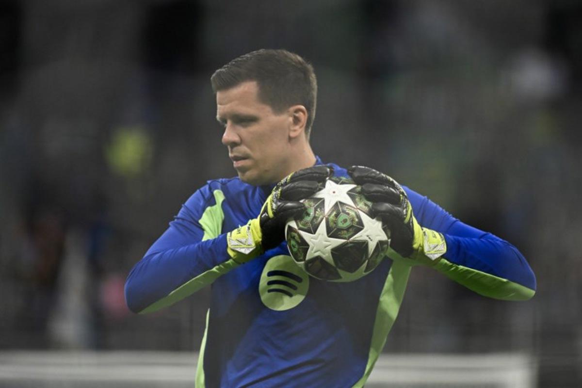 Barcelona's Polish goalkeeper #25 Wojciech Szczesny warms up prior to the start of the UEFA Champions League semi-final second leg football match between Inter Milan and FC Barcelona at the San Siro stadium in Milan on May 6, 2025. PIERO CRUCIATTI / AFP