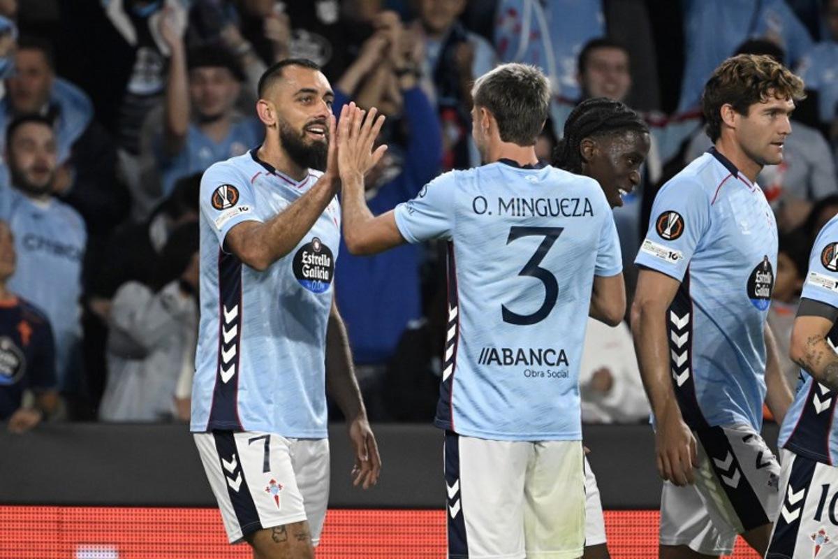 Celta Vigo's Spanish forward #07 Borja Iglesias (L) celebrates scoring their third goal during the UEFA Europa League first round day 2 football match between RC Celta de Vigo and PAOK FC at Balaidos Stadium in Vigo on October 2, 2025. Miguel RIOPA / AFP