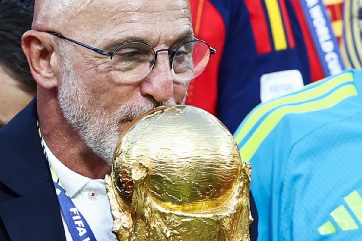 Spain's head coach Luis de la Fuente kisses the trophy after winning the 2026 World Cup football tournament final match between Spain and Argentina at the New York/New Jersey Stadium in East Rutherford on July 19, 2026. FRANCK FIFE / AFP
