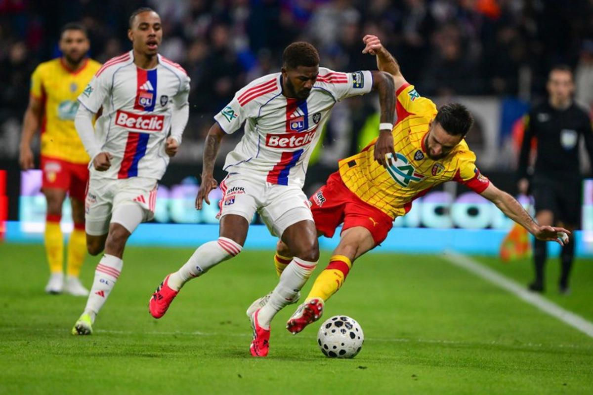 Lyon's English defender #98 Ainsley Maitland-Niles (L) fights for the ball with Lens' French midfielder #28 Adrien Thomasson during the French Cup quarter-final football match between Olympique Lyonnais (OL) and RC Lens at the Groupama Stadium in Decines-Charpieu, central-eastern France, on March 5, 2026. OLIVIER CHASSIGNOLE / AFP
