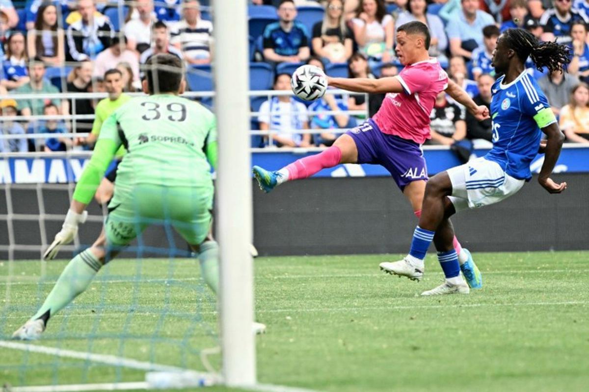 Toulouse's Argentine forward #11 Santiago Hidalgo (C) fights for the ball with Strasbourg's French defender #06 Ismael Doukoure (R) during the French L1 football match between RC Strasbourg Alsace and Toulouse FC at Stade de la Meinau in Strasbourg on May 3, 2026. SEBASTIEN BOZON / AFP