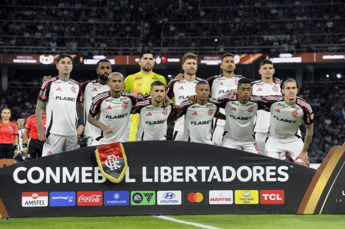 Flamengo players pose for a team photoduring the Copa Libertadores group stage football match between Argentina's Central Cordoba and Brazil's Flamengo at the Madre de Ciudades stadium in Santiago del Estero, Argentina, on May 7, 2025. Eduardo RAPETTI / AFP
