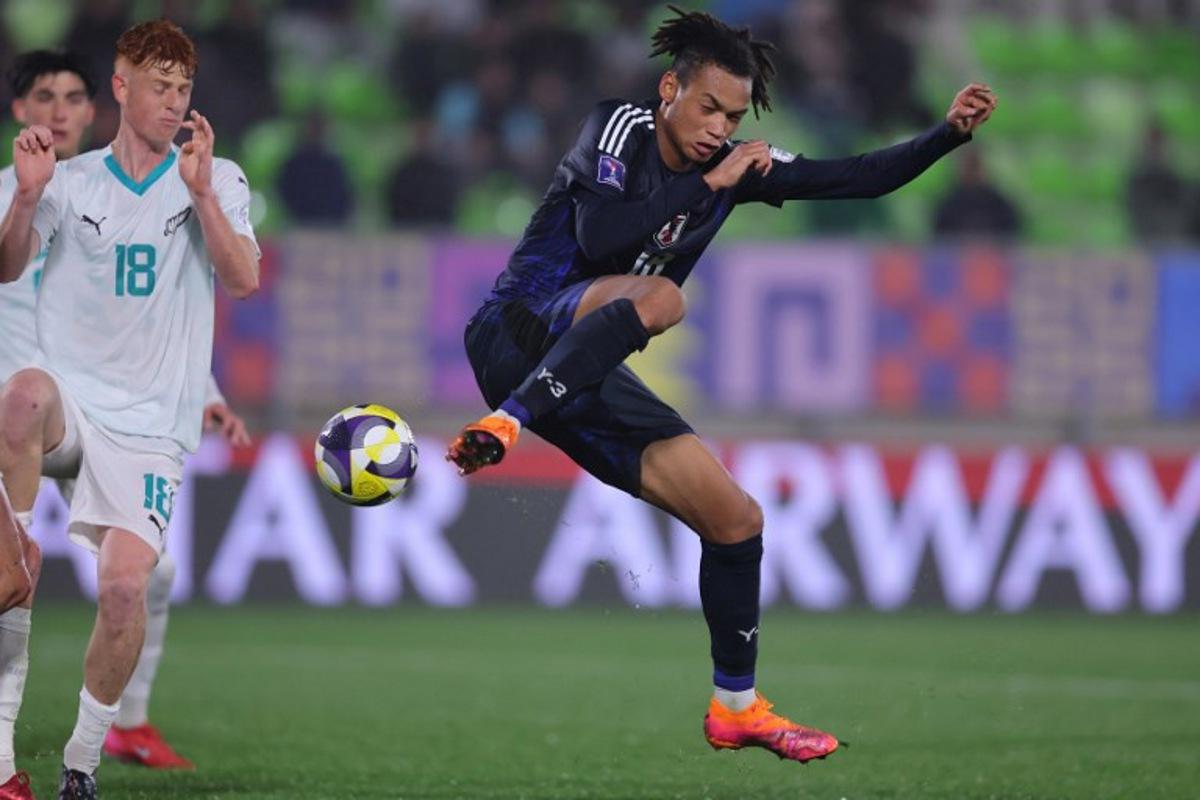 New Zeland's midfielder #18 Finn McKenlay and Japan's midfielder #18 Nelson Ishiwatari fight for the ball during the 2025 FIFA U-20 World Cup football match between New Zealand and Japan at the Elias Figueroa Stadium in Valparaiso, Chile on October 3, 2025. Javier TORRES / AFP