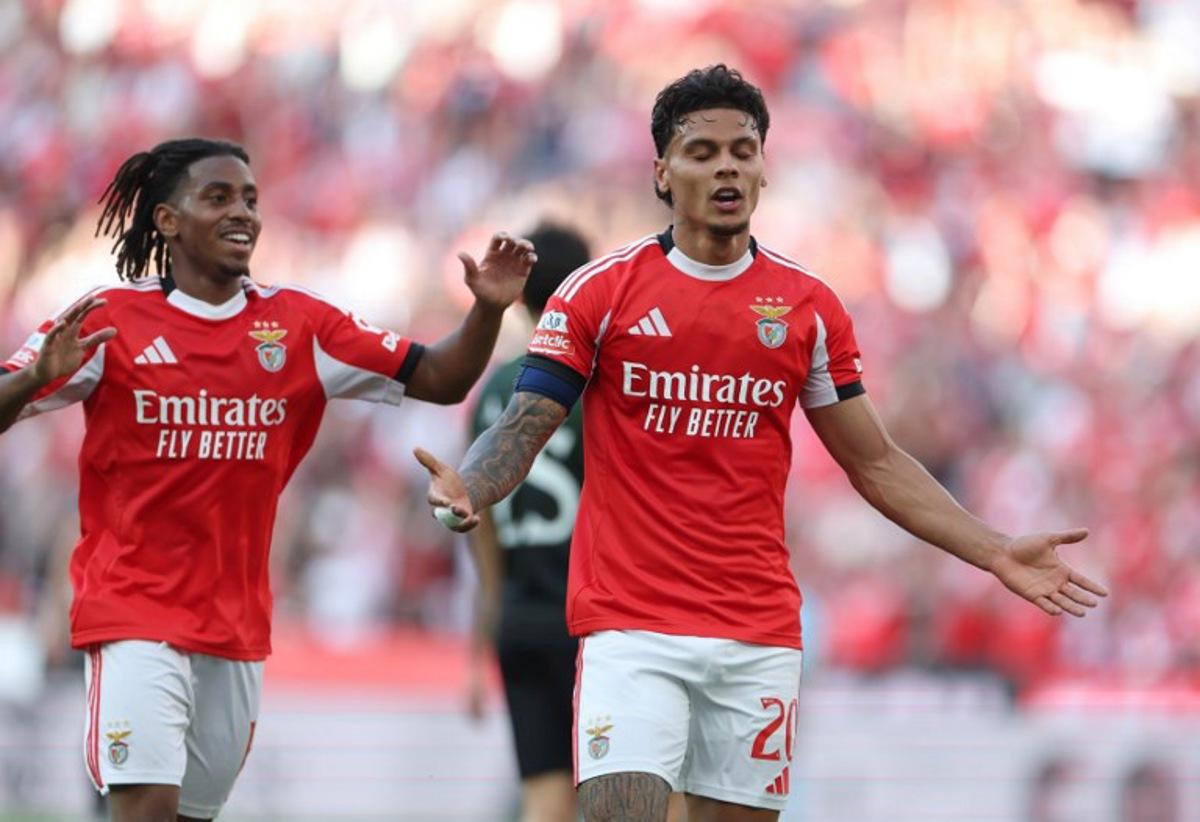 SL Benfica's Colombian midfielder #20 Richard Rios celebrates with SL Benfica's Luxembourgish midfielder #18 Leandro Barreiro (L) scoring his team's second goal during the Portuguese League football match between SL Benfica and Moreirense FC at Luz Stadium in Lisbon on April 25 , 2026. PATRICIA DE MELO MOREIRA / AFP