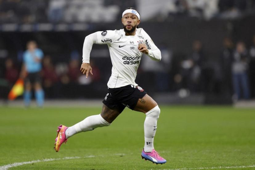 Corinthians' Dutch forward #10 Memphis Depay runs for the ball during the Copa Libertadores group stage football match between Brazil's Corinthians and Argentina's Platense at the Neo Quimica Arena stadium in Sao Paulo, Brazil on May 27, 2026. Miguel SCHINCARIOL / AFP